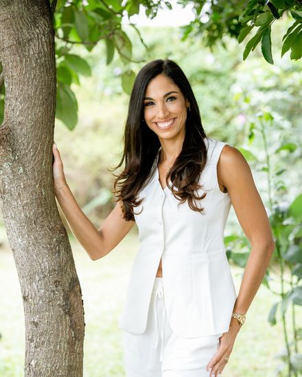 Portrait of Margarita Chacín next to a tree.