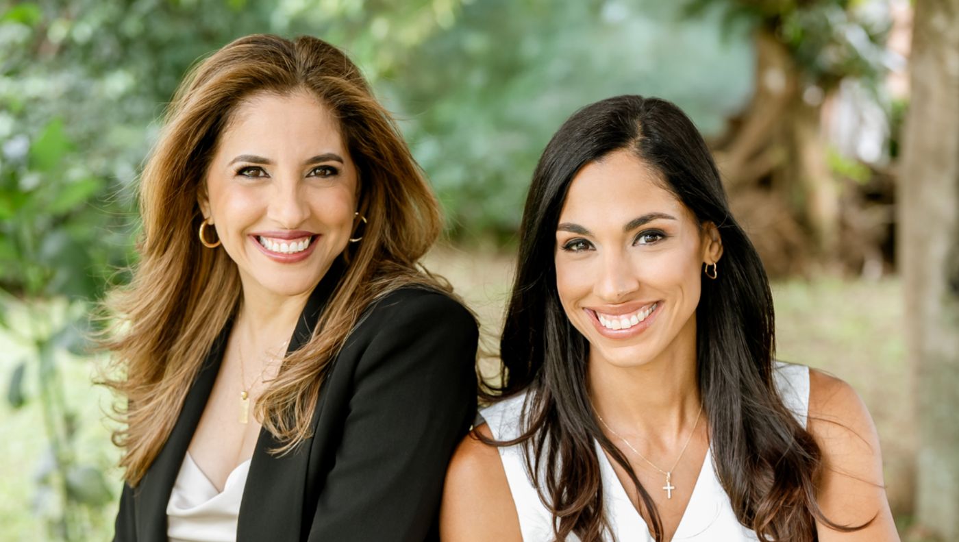 Josymar and Margarita Chacín, the book’s authors, smiling in a garden.